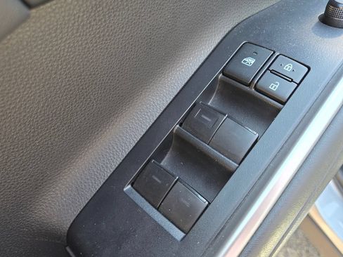 Used 2022 Toyota Highlander XLE AWD/4WD image 16
