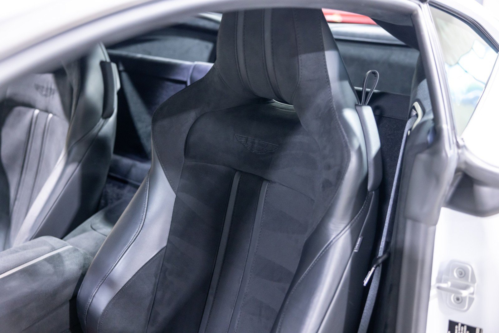 Used 2019 Aston Martin V8 Vantage Coupe RWD image 46