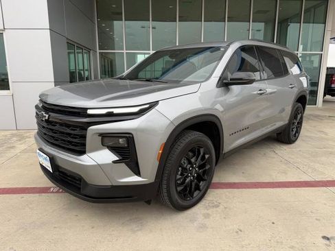 Used 2026 Chevrolet Traverse LT w/ Midnight/Sport Edition FWD image 5