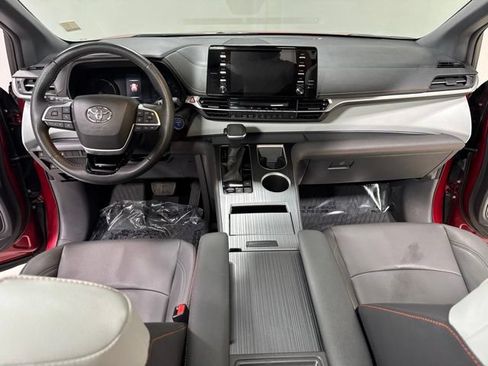 Used 2022 Toyota Sienna XSE AWD/4WD image 4
