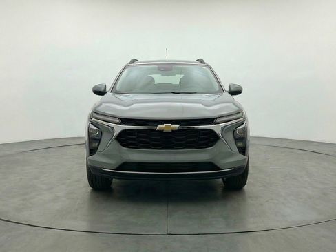 Used 2025 Chevrolet Trax LT image 2