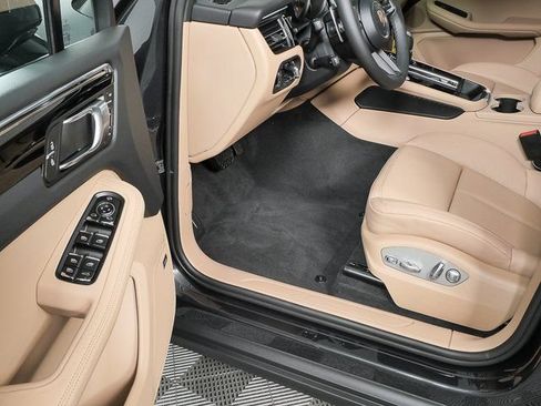 Certified 2026 Porsche Macan AWD/4WD image 8