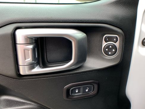 Used 2019 Jeep Wrangler Unlimited Rubicon w/ Cold Weather Group image 14