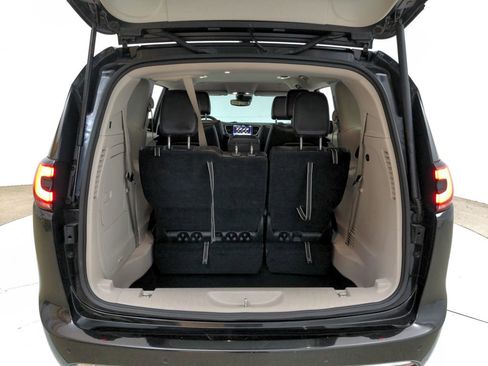 Used 2023 Chrysler Pacifica Touring-L image 29