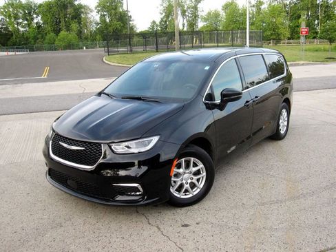 Used 2025 Chrysler Pacifica Select FWD image 4