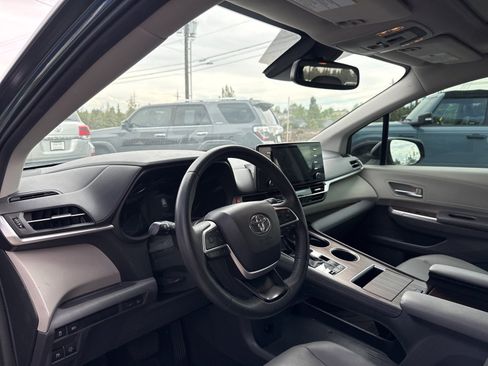 Used 2023 Toyota Sienna XLE image 19