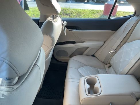 Used 2018 Toyota Camry XLE image 8