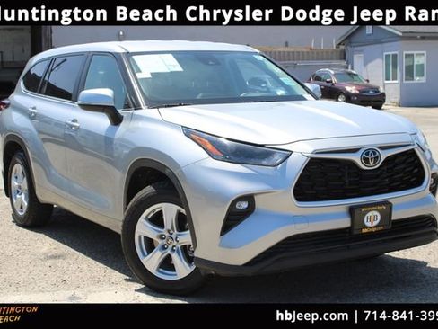 Used 2024 Toyota Highlander LE AWD/4WD image 1