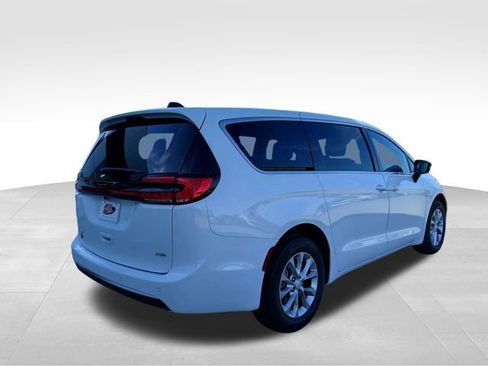 New 2027 Chrysler Pacifica Select AWD/4WD image 5