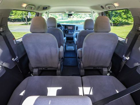 Used 2019 Toyota Sienna L FWD image 33