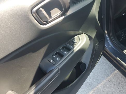 Used 2024 Hyundai Venue Limited FWD image 25