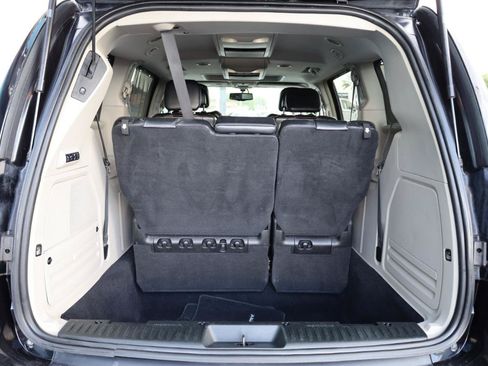 Used 2015 Chrysler Town & Country Limited Platinum FWD image 18