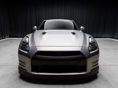 Used 2012 Nissan GT-R Premium image 11
