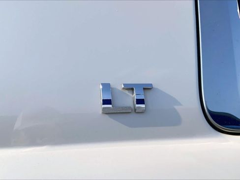 Used 2015 Chevrolet Suburban LT AWD/4WD image 10