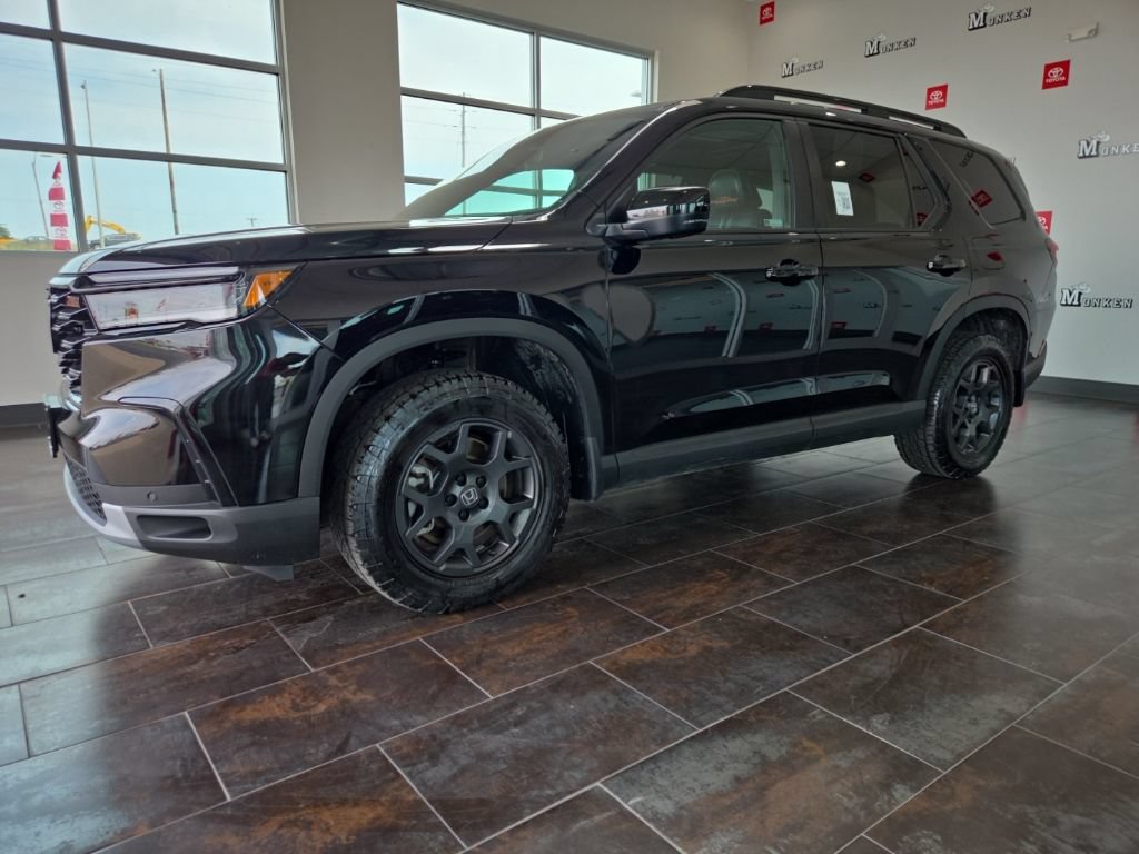 Used 2025 Honda Pilot TrailSport image 3
