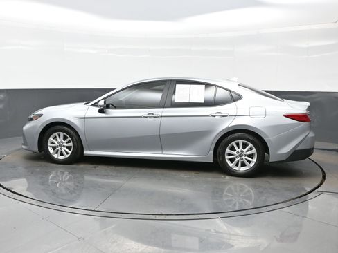 Used 2025 Toyota Camry LE image 3
