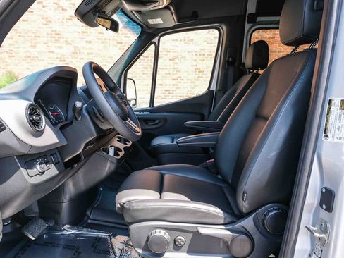 Used 2024 Mercedes-Benz Sprinter 2500 image 25