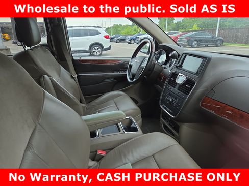 Used 2013 Chrysler Town & Country Limited FWD image 9