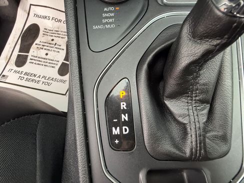 Used 2019 Jeep Cherokee Latitude Plus AWD/4WD image 32
