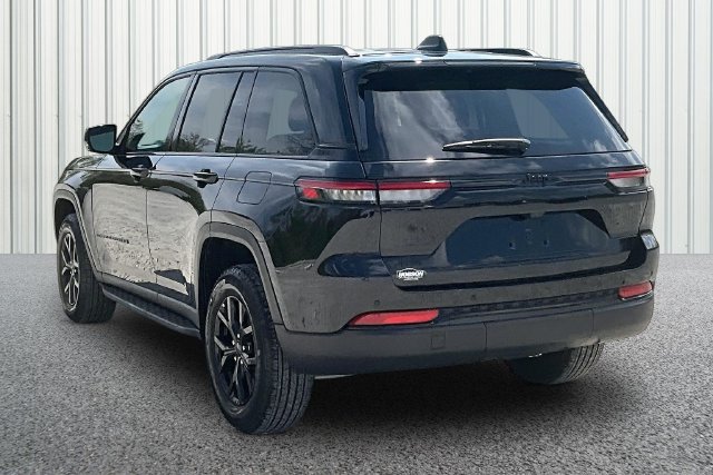 Used 2024 Jeep Grand Cherokee Altitude AWD/4WD image 11