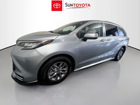 Used 2023 Toyota Sienna XLE FWD image 9