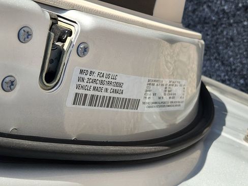 Used 2024 Chrysler Pacifica Touring-L image 34