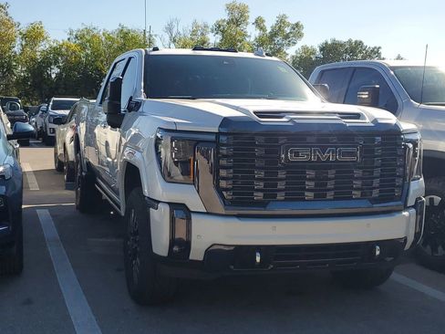 Used 2024 GMC Sierra 2500 Denali Ultimate image 3