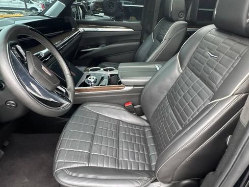 Used 2025 Cadillac Escalade ESV Sport Platinum AWD/4WD image 13