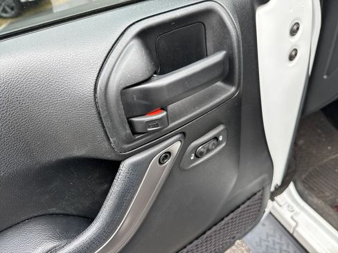 Used 2018 Jeep Wrangler Unlimited Sahara image 13