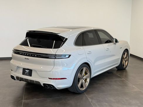 Used 2025 Porsche Cayenne Turbo AWD/4WD image 46