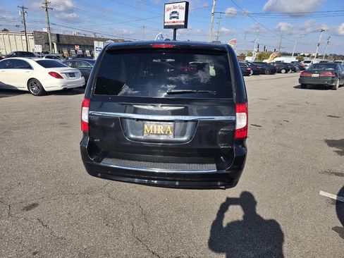 Used 2014 Chrysler Town & Country Touring-L w/ Driver Convenience Group image 5