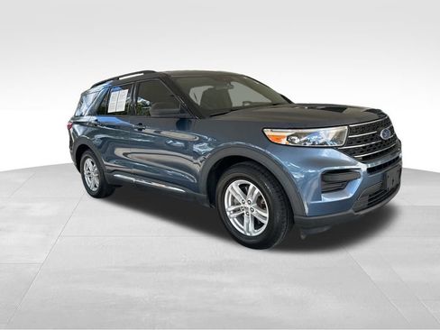 Used 2020 Ford Explorer XLT image 2