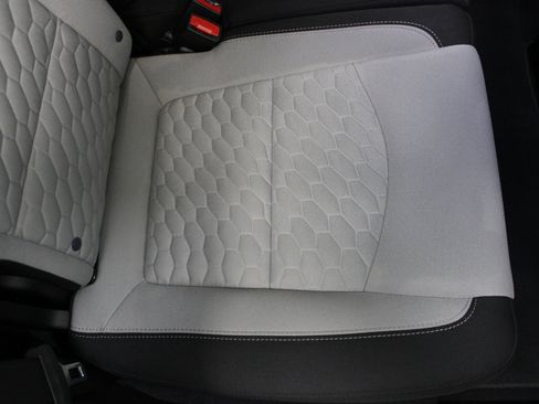 Used 2021 Chevrolet Equinox LT w/ Driver Convenience Package image 26