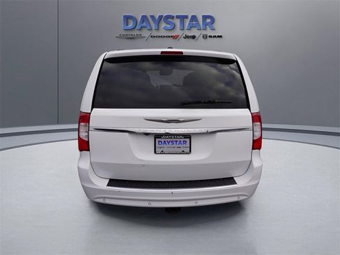 Used 2015 Chrysler Town & Country Touring-L w/ Driver Convenience Group image 5