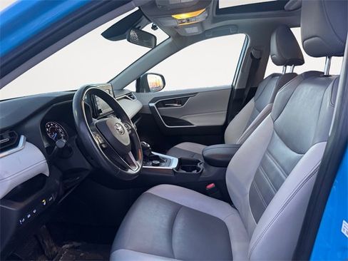 Used 2021 Toyota RAV4 XLE Premium image 9
