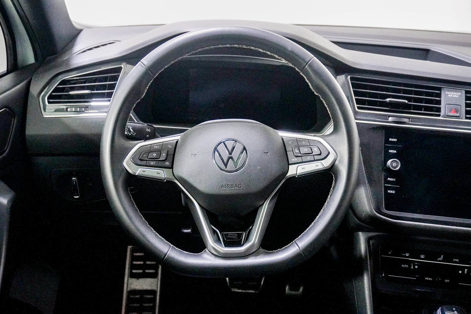 Used 2023 Volkswagen Tiguan SE R-Line FWD image 21