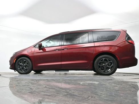 Used 2021 Chrysler Pacifica Limited w/ Uconnect Theater Family Group image 12