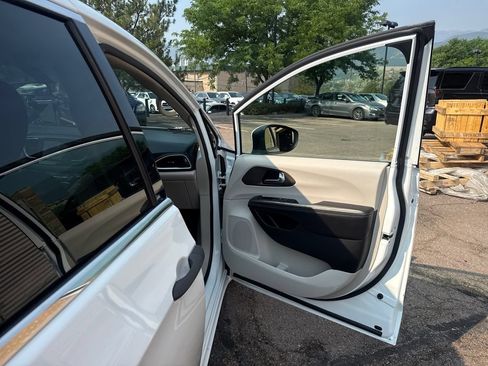 Used 2020 Chrysler Voyager L FWD image 30