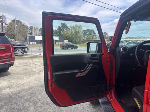 Used 2017 Jeep Wrangler Unlimited Sahara w/ Connectivity Group image 8