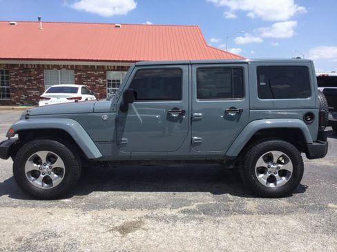 Used 2014 Jeep Wrangler Unlimited Sahara w/ Connectivity Group AWD/4WD image 2