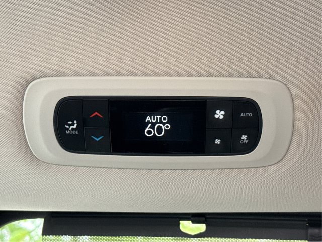 Used 2018 Chrysler Pacifica Touring-L FWD image 37