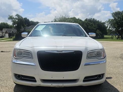 Used 2014 Chrysler 300 C RWD image 3