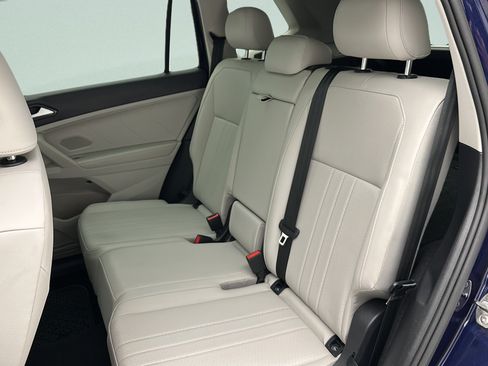 Used 2023 Volkswagen Tiguan SE AWD/4WD image 12