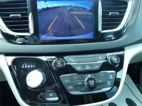 Used 2017 Chrysler Pacifica Touring-L FWD image 16