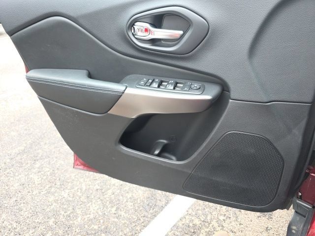 Used 2019 Jeep Cherokee Latitude Plus AWD/4WD image 7