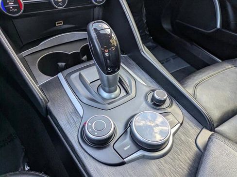 Used 2019 Alfa Romeo Giulia image 12