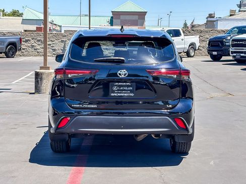 Used 2024 Toyota Highlander LE FWD image 3