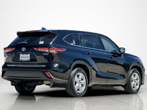 Used 2022 Toyota Highlander LE AWD/4WD image 5