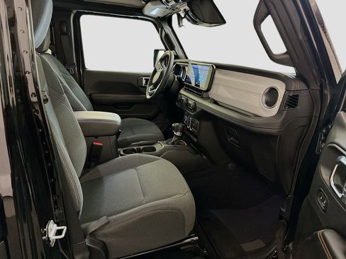 Used 2025 Jeep Wrangler Sahara image 31