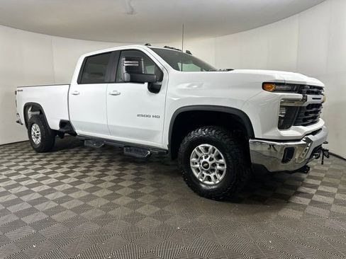 Used 2024 Chevrolet Silverado 2500 LT w/ Convenience Package image 2